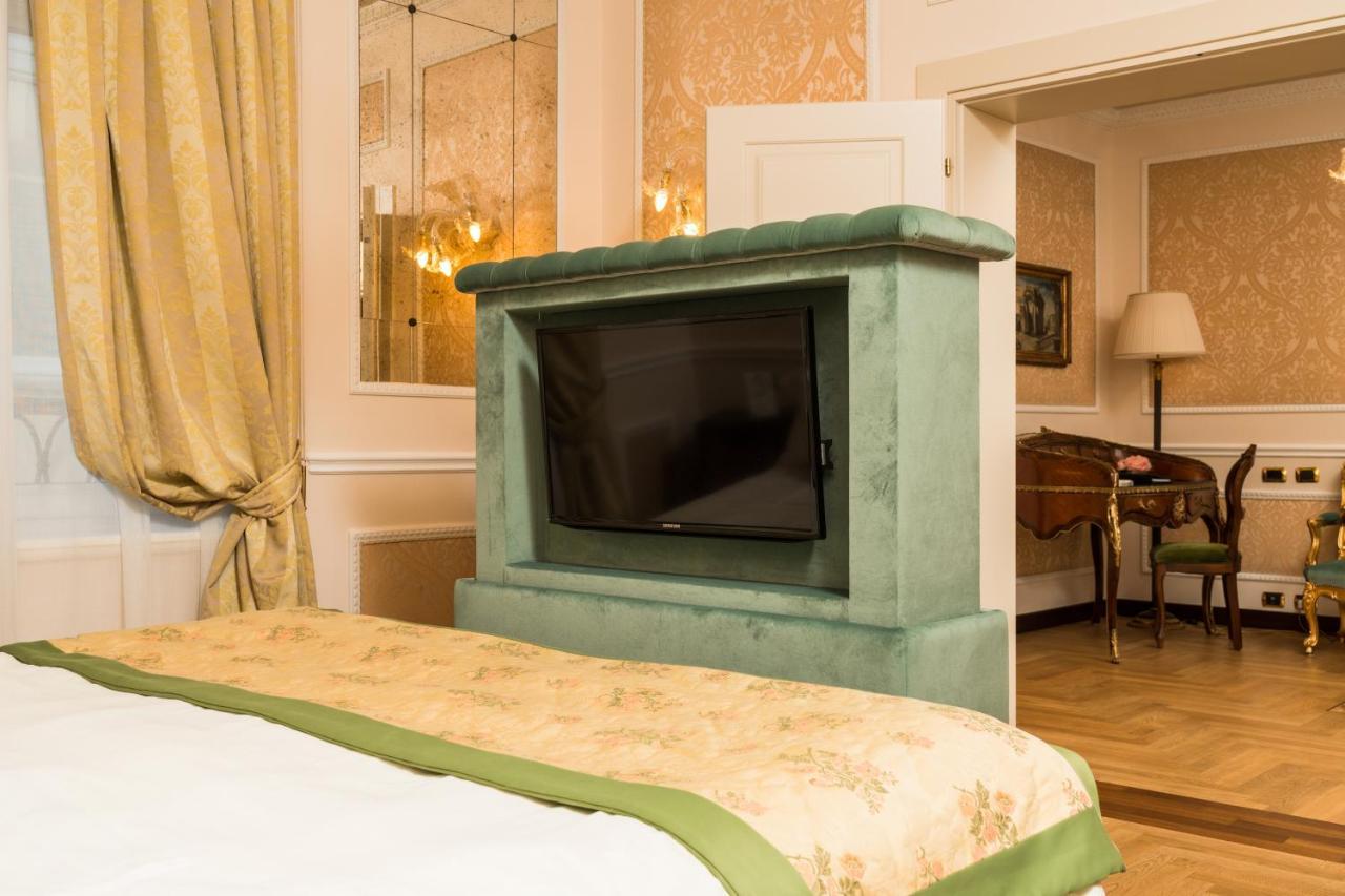 Hotel Bernini Palace Florence Luaran gambar A television set in a hotel room