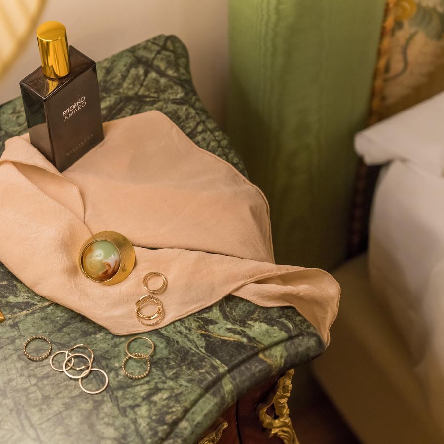 Hotel Bernini Palace Florence Luaran gambar A silk handkerchief