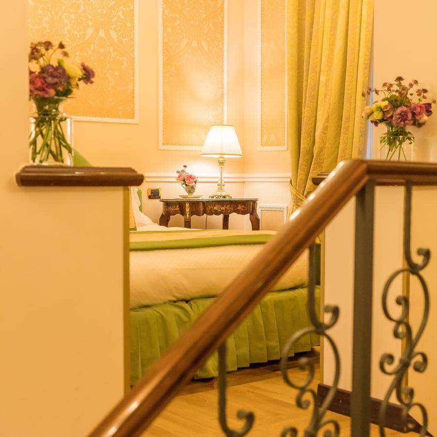 Hotel Bernini Palace Florence Luaran gambar A room at the hotel
