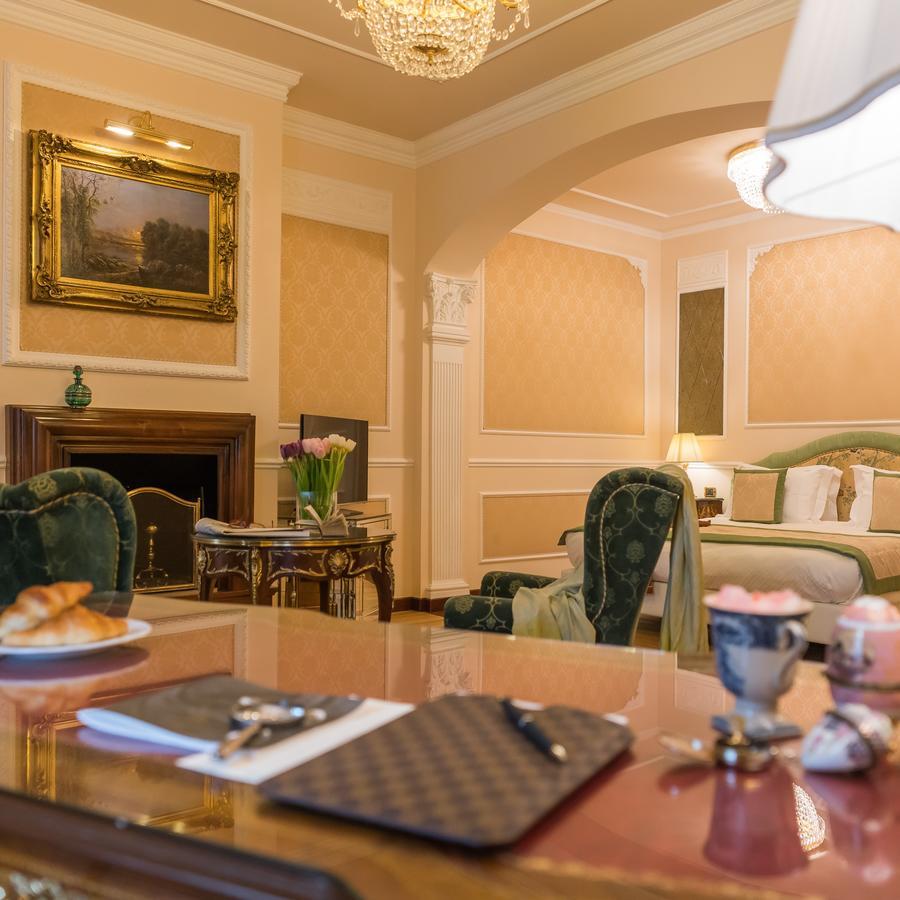 Hotel Bernini Palace Florence Luaran gambar A suite at the hotel