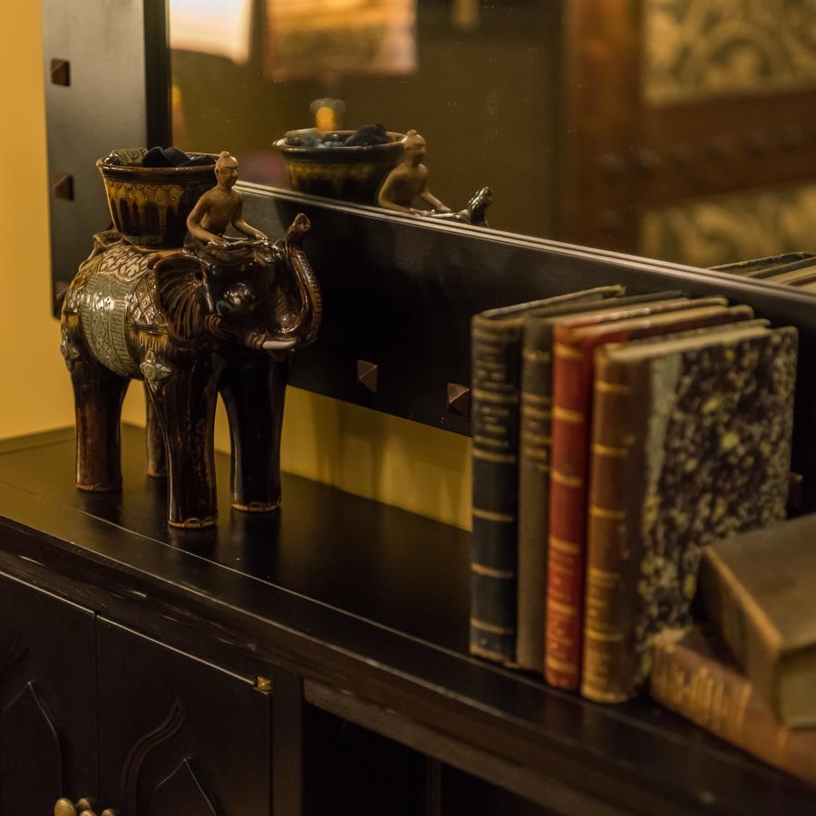Hotel Bernini Palace Florence Luaran gambar A collection of books on a table