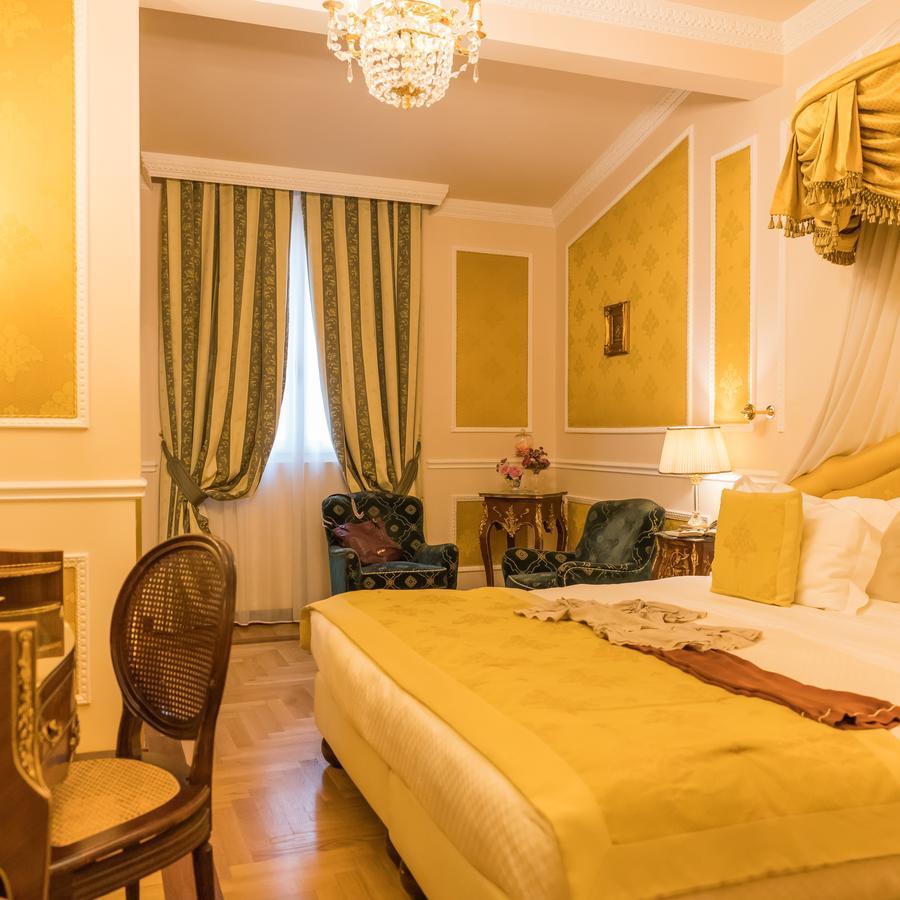 Hotel Bernini Palace Florence Luaran gambar A room at the hotel